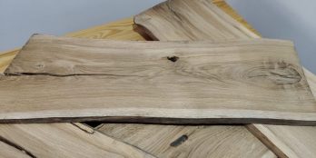 Deski z oflisem. Pę.knięcia i ubytki po sękach na ich powierzchni