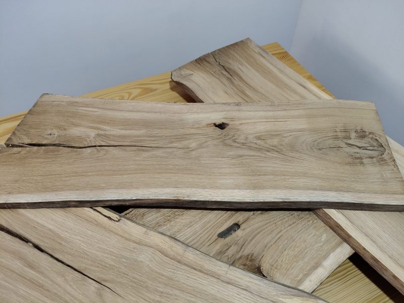 Deski z oflisem. Pę.knięcia i ubytki po sękach na ich powierzchni