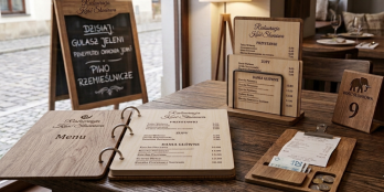 Drewniany Zestaw Restauracyjny z Logo: Karta Menu, Płatnik Kelnerski, Numerki na Stolik, Potykacz