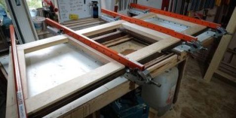 Rama drzwi w ściskach